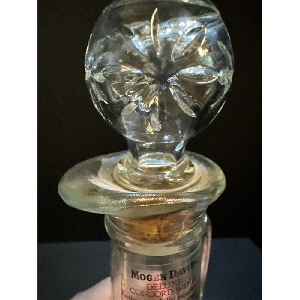 Vintage Mogen David Deluxe Concord Wine Limited Edition Collector Decanter